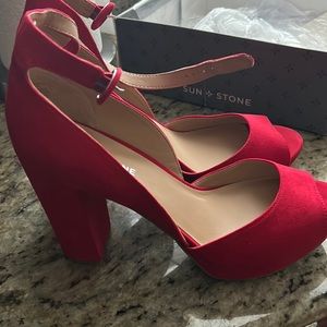 Like New! Cute red faux suede heels size 11